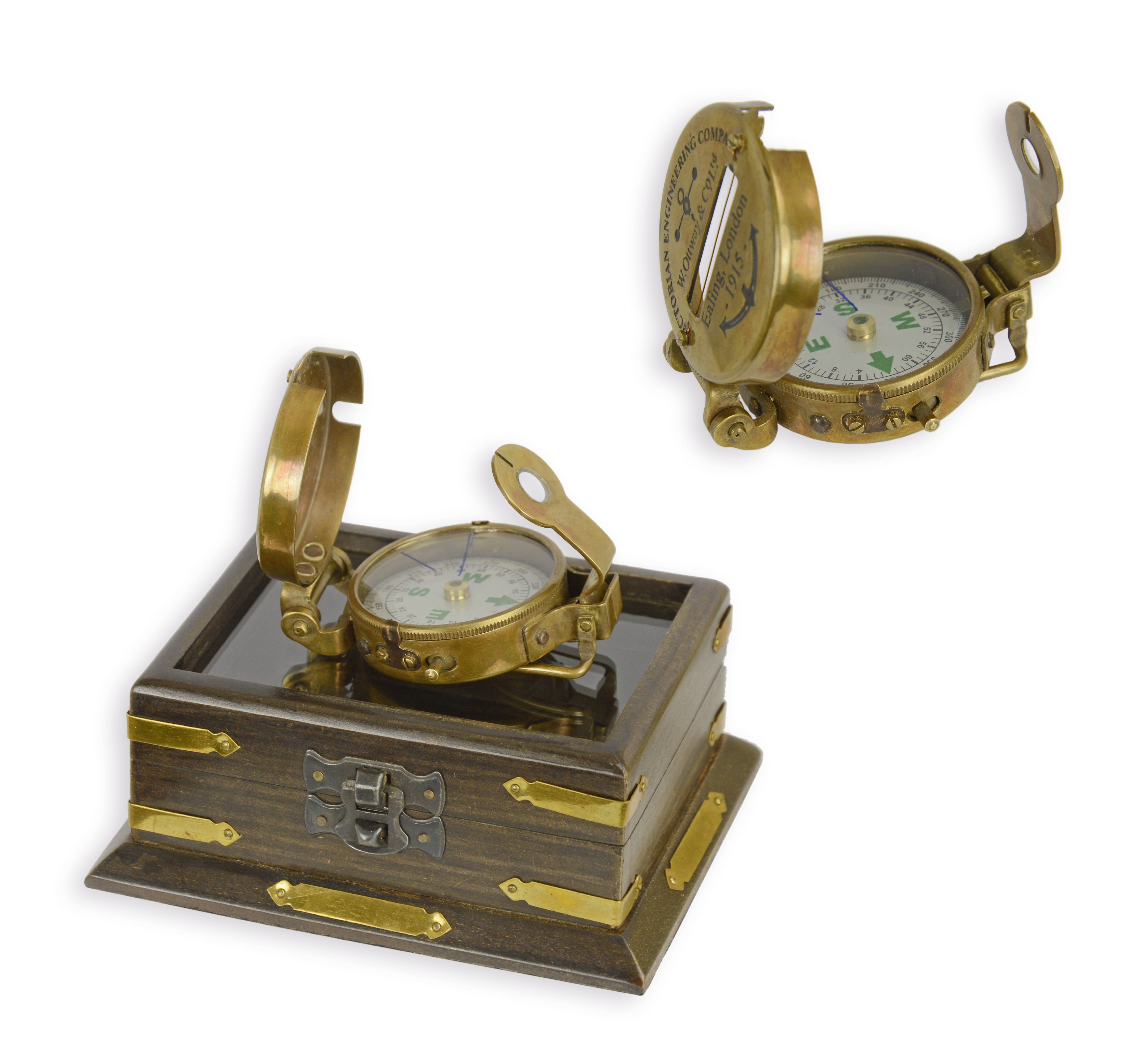 Una brújula de latón en una caja de madera réplica diseño retro decoración