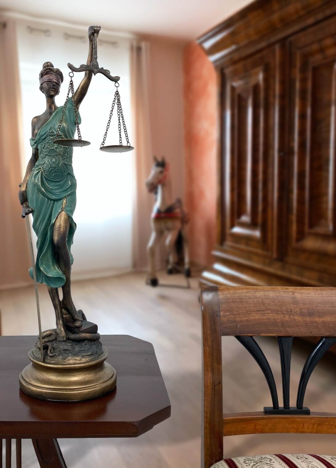 Skulptur Justitia Göttin der Gerechtigkeit Waage Figur im Antik-Stil 53cm
