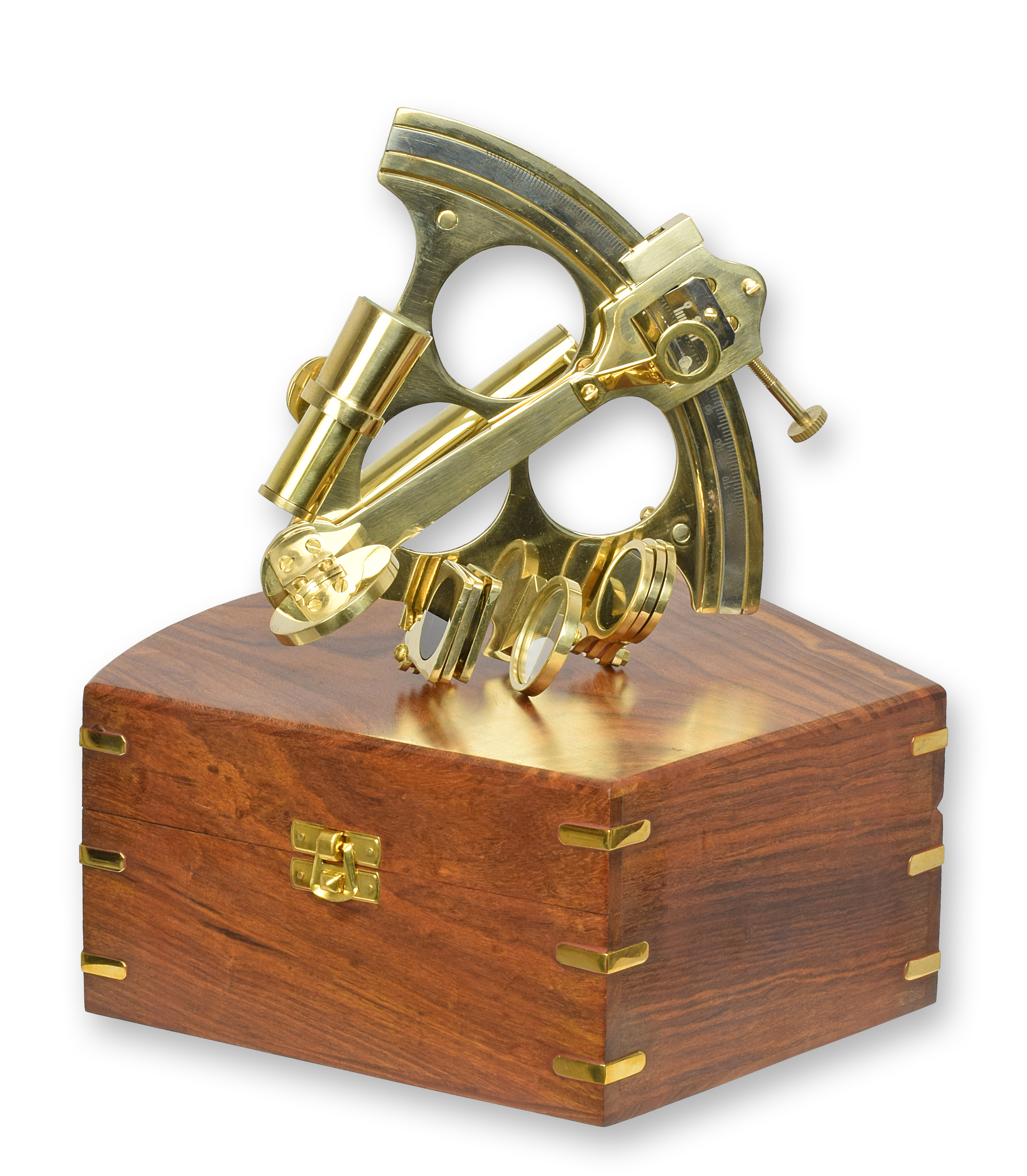 Un sextante de latón en una caja de madera. réplica diseño retro decoración