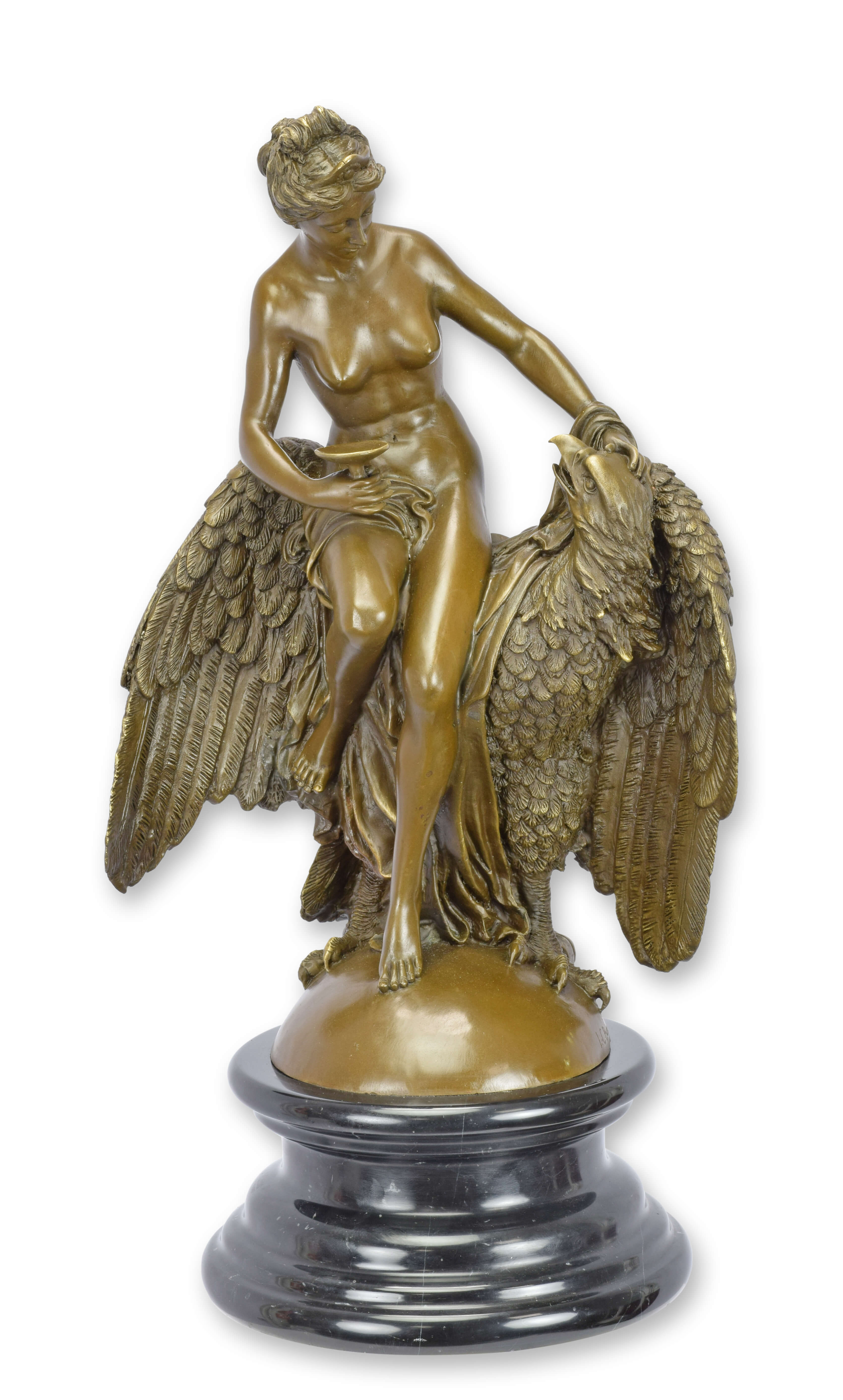 Una escultura de bronce de Hebe y el águila. réplica diseño retro decoración