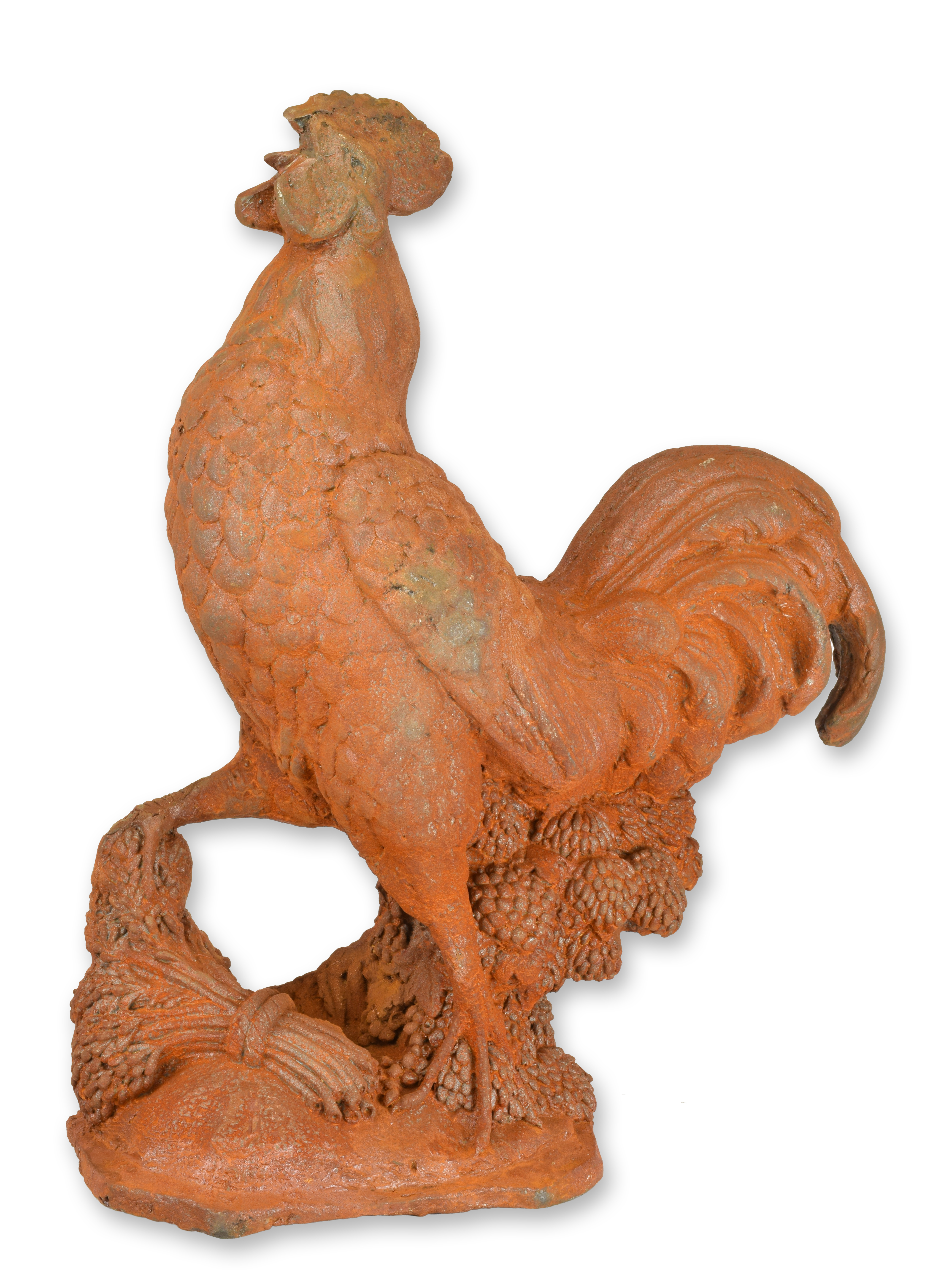 Una figurita de hierro fundido oxidada con forma de gallo. réplica diseño retro decoración