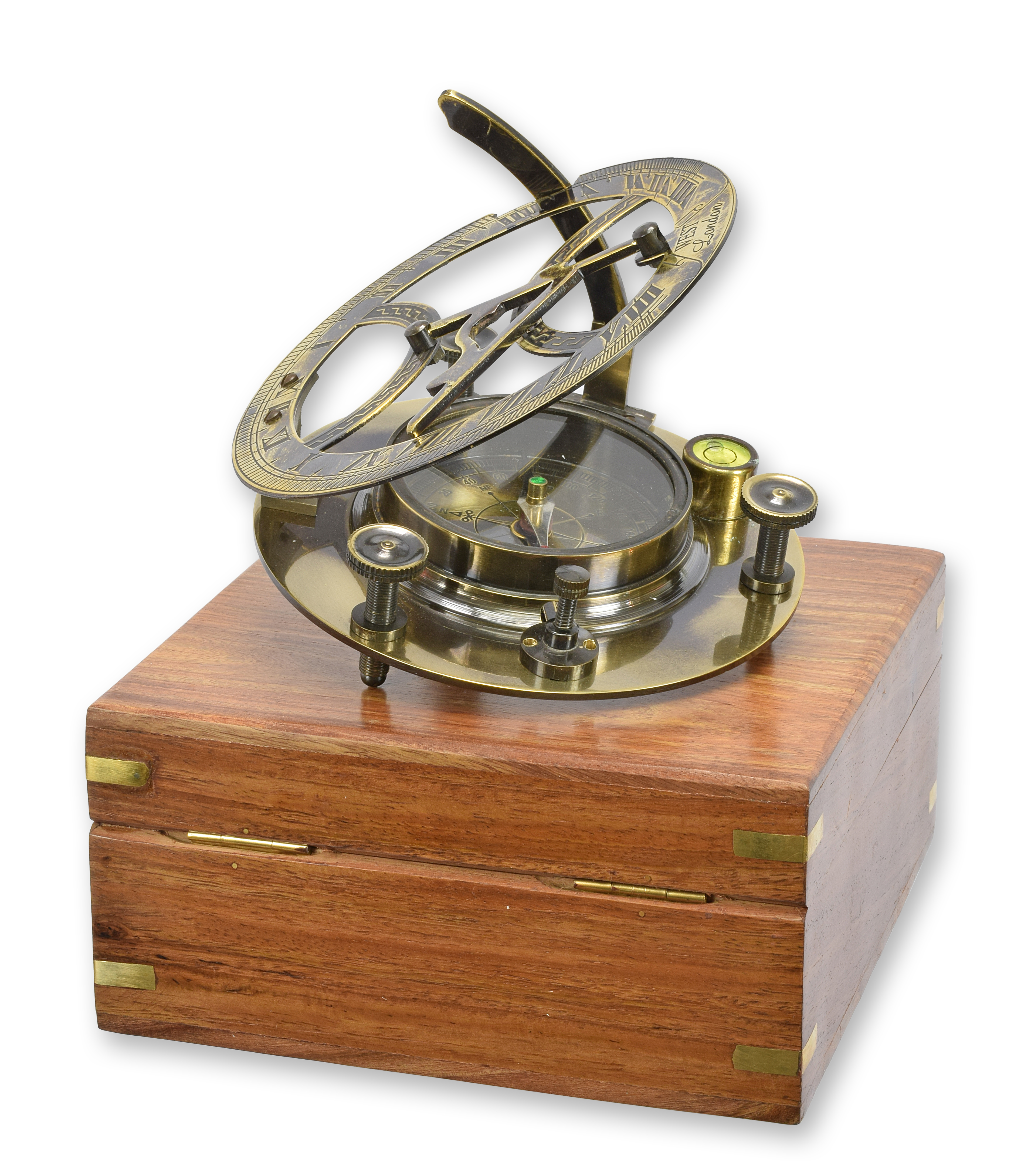 Una brújula de latón en una caja de madera réplica diseño retro decoración